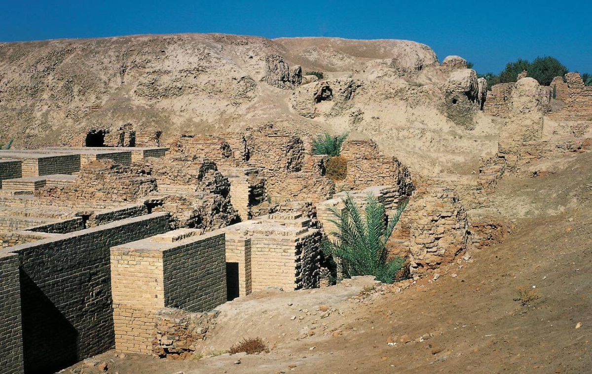 1. Vườn treo Babylon là một trong những kỳ quan kiến trúc nổi tiếng nhất trong lịch sử, được coi là biểu tượng của sự phát triển văn minh và sự sáng tạo của con người cổ đại. Vườn treo Babylon không chỉ là một công trình kiến trúc độc đáo mà còn là một kỳ tích của sự khéo léo trong việc xây dựng và quản lý hệ thống thủy lợi.