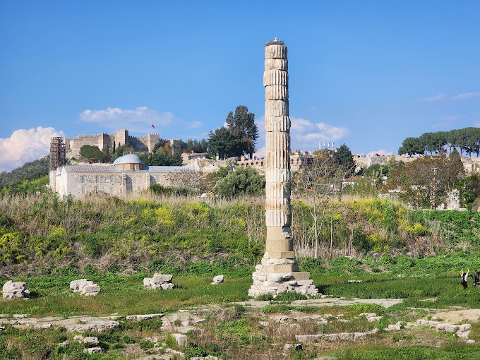 Xây dựng vào thế kỷ thứ 6 trước Công nguyên, đền Artemis là một tòa nhà hùng vĩ với kiến trúc hoành tráng. Nó được xây bằng đá cẩm thạch và trang trí bằng những tượng điêu khắc tinh xảo. Đền Artemis là biểu tượng của sự giàu có và quyền lực của thành phố Ephesus trong thời kỳ cổ đại.