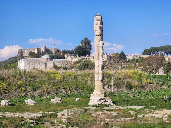 Xây dựng vào thế kỷ thứ 6 trước Công nguyên, đền Artemis là một tòa nhà hùng vĩ với kiến trúc hoành tráng. Nó được xây bằng đá cẩm thạch và trang trí bằng những tượng điêu khắc tinh xảo. Đền Artemis là biểu tượng của sự giàu có và quyền lực của thành phố Ephesus trong thời kỳ cổ đại.