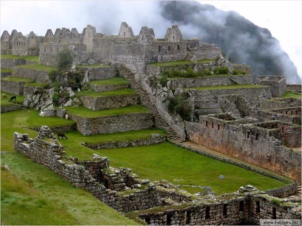 Vườn treo Babylon được cho là đã được xây dựng vào khoảng thế kỷ thứ 6 trước Công nguyên bởi vị vua Nebuchadnezzar II tại thành phố Babylon cổ, nay thuộc lãnh thổ Iraq. Nó bao gồm một hệ thống các tầng hoa màu mỹ quan được treo trên các cột, tạo nên một không gian xanh mát và tráng lệ.