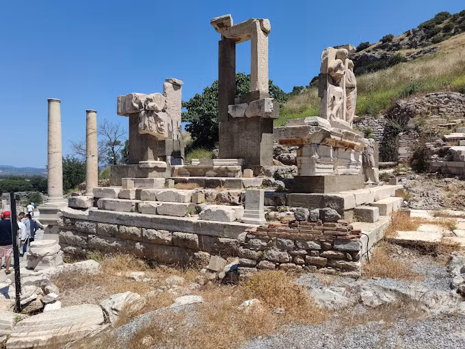 2. Đền Artemis tại Ephesus là một di tích lịch sử quan trọng và được coi là một trong 7 kỳ quan thế giới cổ đại. Nằm ở thành phố cổ Ephesus, thuộc lãnh thổ của nước Thổ Nhĩ Kỳ ngày nay, đền Artemis đã là nơi thờ phụng nữ thần Artemis, một trong những vị thần quan trọng nhất trong thần thoại Hy Lạp.