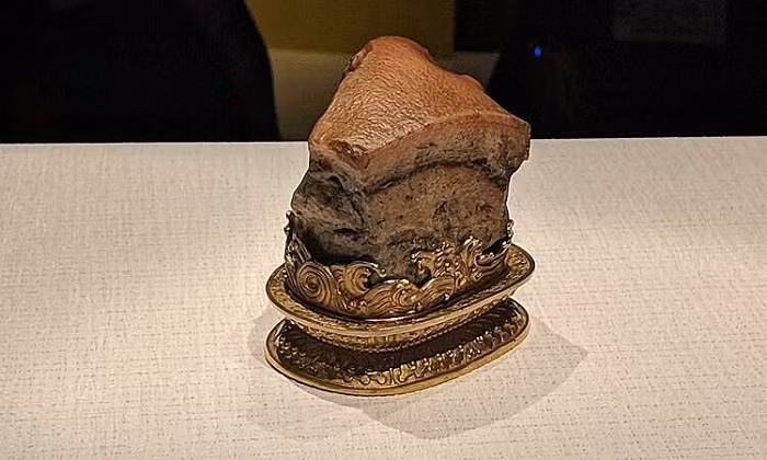 Dưới bàn tay khéo léo và khối óc tài hoa của người nghệ sĩ, khối đá hình miếng thịt kho tàu được điêu khắc với độ chính xác cực cao, thậm chí có thể nhìn thấy rõ kết cấu lớp mỡ, nạc và cả lỗ chân lông ở hòn đá này.