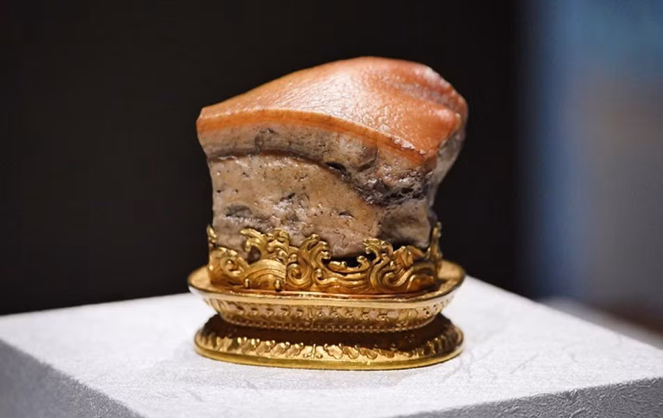 Điều khiến cho tác phẩm nghệ thuật này trở nên đặc biệt là khối đá tự nhiên trông giống hệt như một miếng thịt lợn thật, với các lớp được hình thành bởi sự tích tụ của các tạp chất khác nhau, trong đó có thành phần silicon và dioxide.