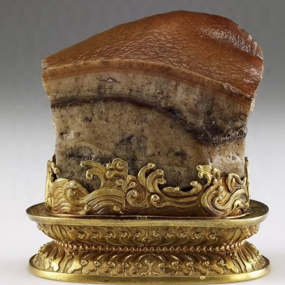 Trung Quốc vốn nổi tiếng với nghệ thuật chạm khắc tuyệt mỹ, tinh xảo. Trước đó, công chúng cũng từng rất kinh ngạc trước khối đá thạch anh hình "miếng thịt kho tàu", do một nghệ nhân vô danh thời nhà Thanh tạo nên được trưng bày tại bảo tàng Cố Cung Đài Bắc ở Đài Loan (Trung Quốc).