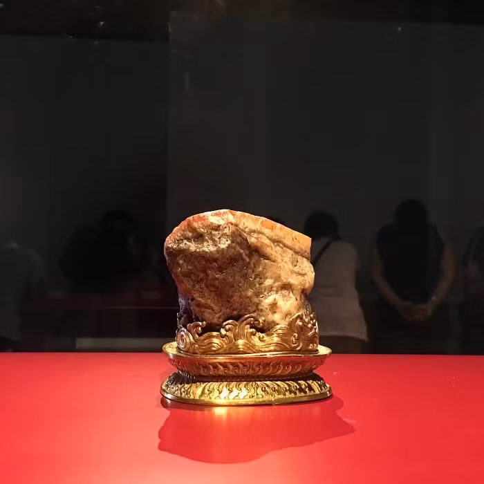 Về màu sắc, khối đá thạch anh cũng được phủ một màu sắc hệt như miếng thịt kho tàu. Được biết, tác phẩm này được lấy cảm hứng từ món thịt lợn Đông Pha trứ danh trong ẩm thực Trung Quốc.