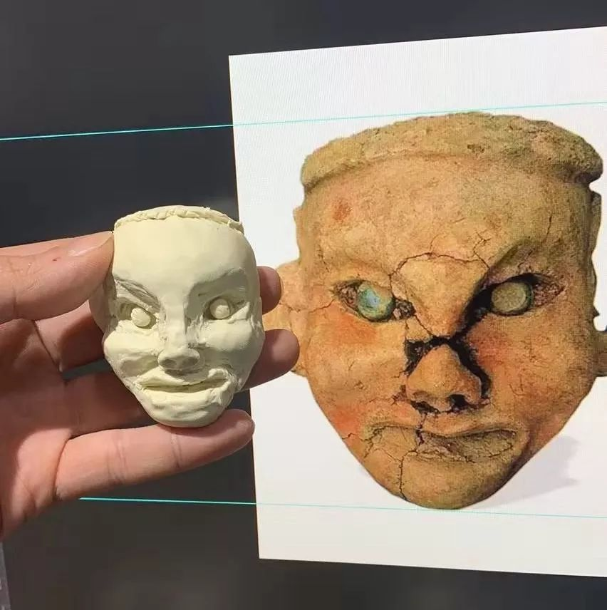 Vào một buổi tối, một thành viên trong nhóm khảo cổ muốn đi vệ sinh. Trong lúc giải quyết nỗi buồn, thành viên này đã vô cùng hoảng hốt khi phát hiện ra "một khuôn mặt" dần hiện ra dưới đất.