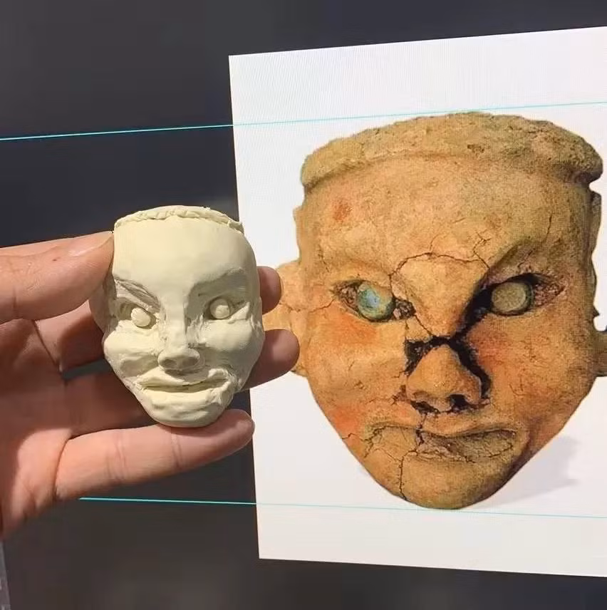 Vào một buổi tối, một thành viên trong nhóm khảo cổ muốn đi vệ sinh. Trong lúc giải quyết nỗi buồn, thành viên này đã vô cùng hoảng hốt khi phát hiện ra "một khuôn mặt" dần hiện ra dưới đất.