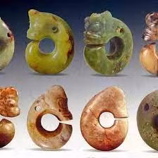 Với sự phát triển của nông nghiệp và chế độ sống định cư, cư dân Hồng Sơn đã tạo ra những thành tựu văn hóa ấn tượng. Đáng chú ý là các ngôi mộ, đồ gốm, và nghệ thuật chạm khắc độc đáo.