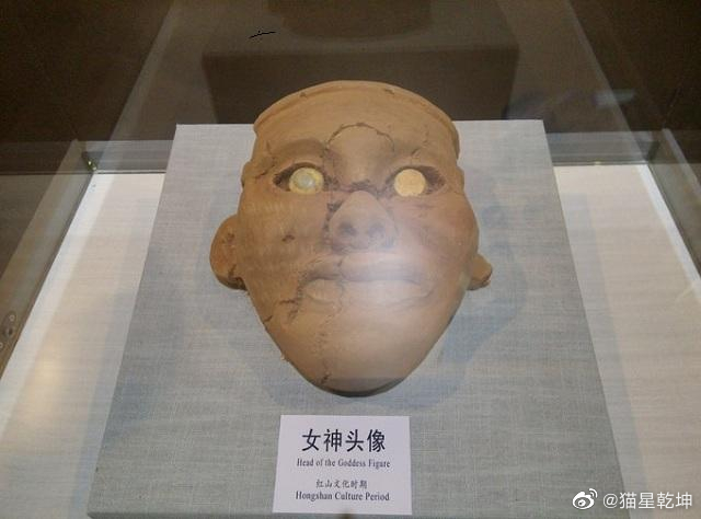 Sau một thời gian tìm kiếm, nhóm khảo cổ đã tìm ra Đền thờ nữ thần Ngưu Hà Lương có niên đại gần 5.000 năm ở khu vực gần đó. Phát hiện này vừa công bố đã gây chấn động thế giới.