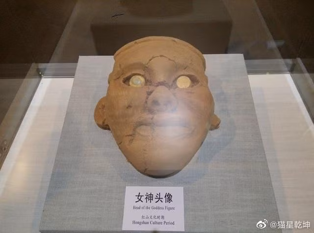 Sau một thời gian tìm kiếm, nhóm khảo cổ đã tìm ra Đền thờ nữ thần Ngưu Hà Lương có niên đại gần 5.000 năm ở khu vực gần đó. Phát hiện này vừa công bố đã gây chấn động thế giới.