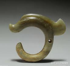 Theo các chuyên gia, bức tượng nữ thần Ngưu Hà Lương thuộc nền văn hóa Hồng Sơn, một trong những nền văn minh cổ xuất hiện sớm nhất tại Trung Quốc. Nền văn hóa này có niên đại có từ khoảng tầm 4.700 TCN đến 2.900 TCN.