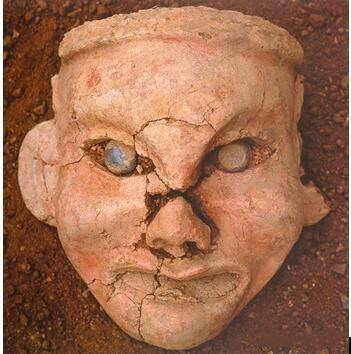 Hóa ra đầu người bằng gốm đó chính là một phần của tượng nữ thần Ngưu Hà Lương.