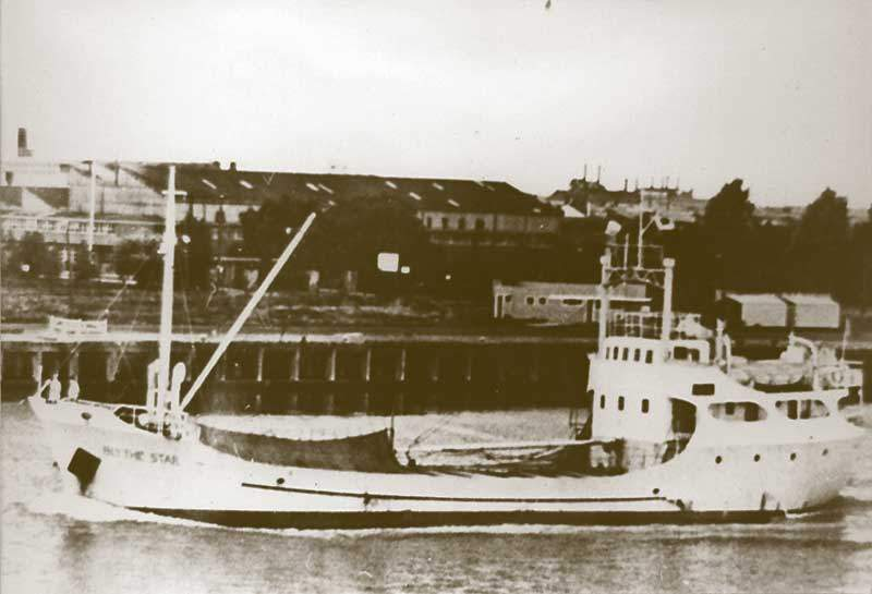 10 thành viên thủy thủ đoàn tranh giành lên một chiếc bè cứu sinh bơm hơi và trải qua 9 ngày trên biển trong thời tiết xấu trước khi dạt vào đất liền. Một thành viên phi hành đoàn đã chết trên biển.