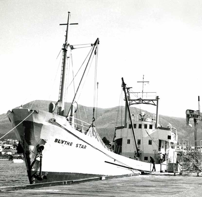 9 người còn lại cố gắng đi bộ ra khỏi khu vực dạt vào ban đầu tại Vịnh Deep Glen trên Bán đảo Forestier, nhưng hai thành viên khác đã chết, có thể do kiệt sức và hạ thân nhiệt.