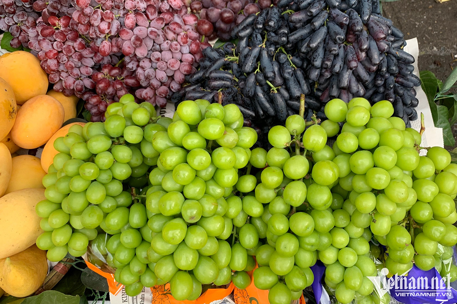 Giá cao hơn hàng Úc, nho Trung Quốc bán "đắt như tôm tươi" Gia cao hon hang Uc, nho Trung Quoc ban