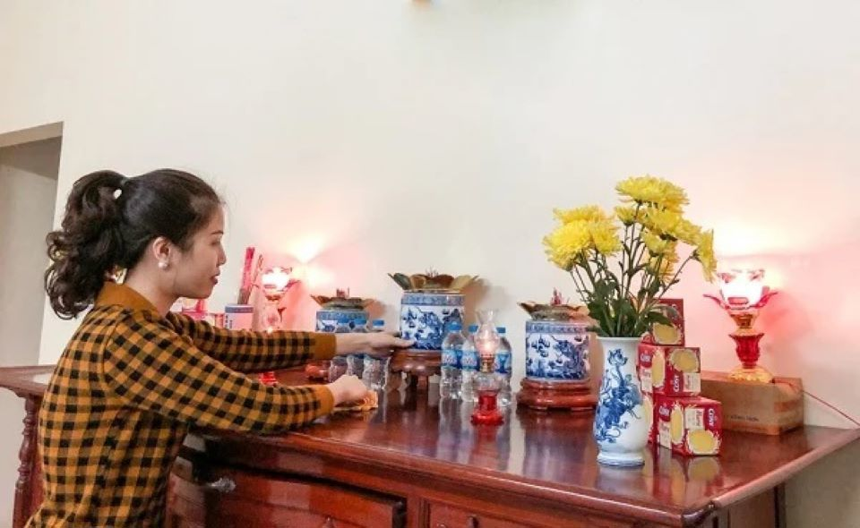 Lau dọn bàn thờ, vệ sinh nhà cửa gọn gàng: Việc vệ sinh nhà cửa sạch sẽ không chỉ là đón khí lành mới vào nhà. Dâng lên ban thờ những đĩa hoa quả tươi ngon, thơm ngát cũng là cách tri ân tốt đẹp đối với Thần Phật.