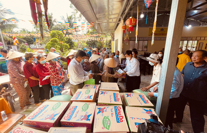 Từ bi và từ thiện: Một trong những cách quan trọng nhất để tôn vinh ngày này là thực hiện các hành động từ bi và từ thiện. Dành thời gian để giúp đỡ người khác, cứu trợ cho những người nghèo khó.