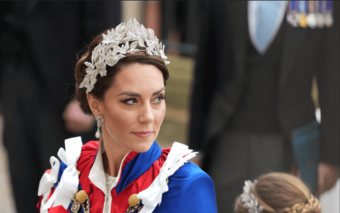 Bên cạnh đó, Kate cũng khéo léo bày tỏ sự kính trọng đối với Nữ vương quá cố bằng cách đeo Vòng cổ lễ hội George VI. Đây là món quà của Vua George VI tặng cho cố Nữ vương Elizabeth II.