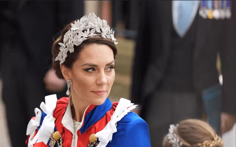 Bên cạnh đó, Kate cũng khéo léo bày tỏ sự kính trọng đối với Nữ vương quá cố bằng cách đeo Vòng cổ lễ hội George VI. Đây là món quà của Vua George VI tặng cho cố Nữ vương Elizabeth II.