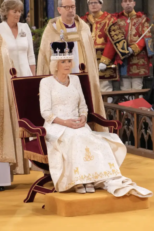 Đầu tiên phải kể đến chiếc váy của Vương hậu Camilla. Chiếc váy này được thiết kế bởi thương hiệu của Bruce Oldfield, thành lập hơn 50 năm, có mối quan hệ thân thiết với bà Camilla.