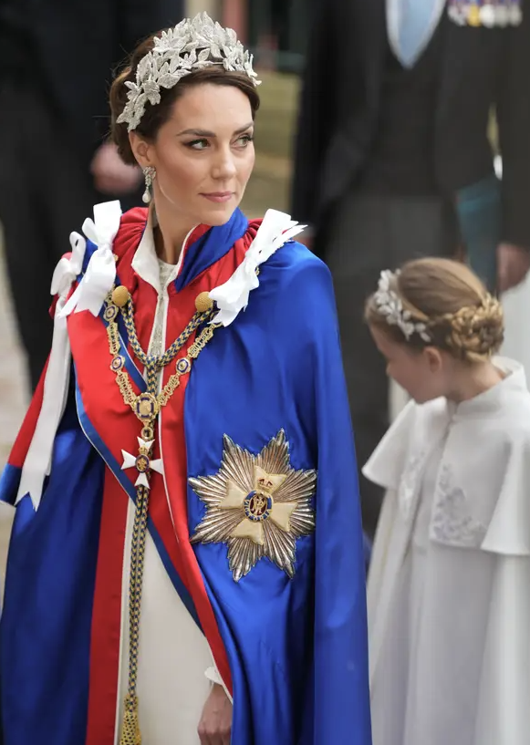 Kate đeo hoa tai ngọc trai mà bà Diana được tặng trước khi kết hôn với ông Charles năm 1981. Đôi hoa tai đã được Công nương Diana sử dụng trong nhiều sự kiện, trong đó có tiệc chiêu đãi Nhật hoàng Akihito năm 1990 và dạ tiệc ở Cung điện Versailles năm 1994.