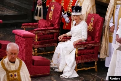 Phần gấu áo phía trước cũng có những hình bông hoa với ý nghĩa đặc biệt: Hình hoa hồng (đại diện cho nước Anh), hoa kế sữa (đại diện cho Scotland), hoa thủy tiên vàng (đại diện cho Xứ Wales) và cỏ ba lá non (đại diện cho Bắc Ireland).