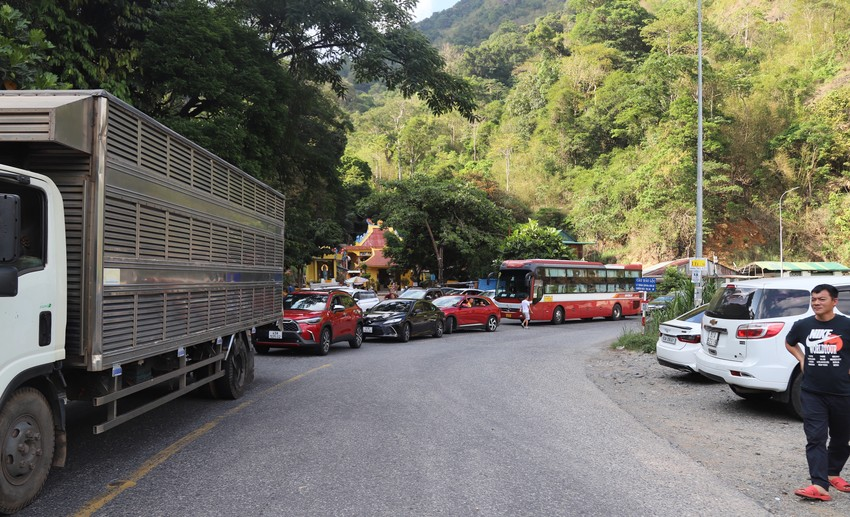 Cau xe tai lat khoi deo Bao Loc, du khach ve TP Ho Chi Minh di chuyen binh thuong