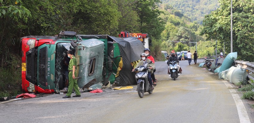 Cau xe tai lat khoi deo Bao Loc, du khach ve TP Ho Chi Minh di chuyen binh thuong-Hinh-4