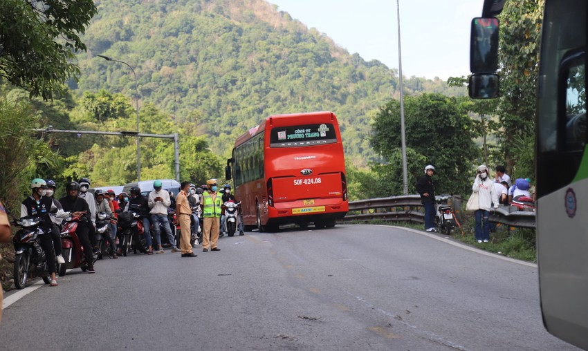Cau xe tai lat khoi deo Bao Loc, du khach ve TP Ho Chi Minh di chuyen binh thuong-Hinh-3