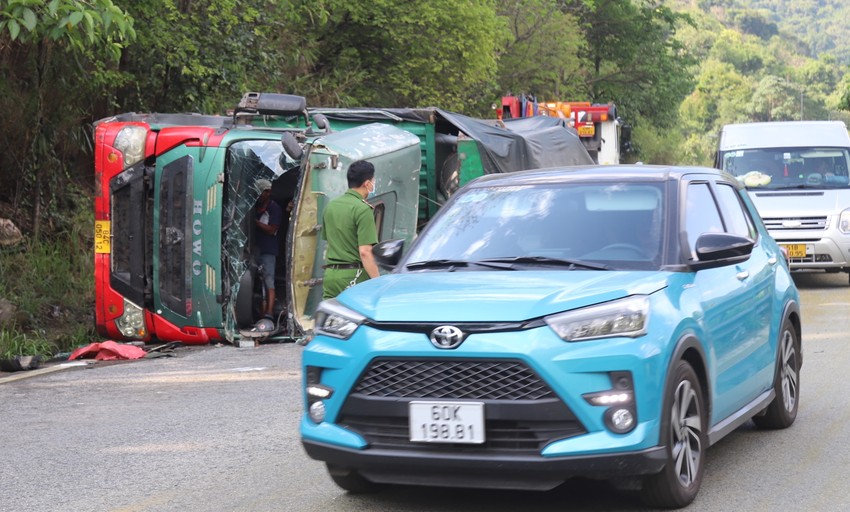 Cau xe tai lat khoi deo Bao Loc, du khach ve TP Ho Chi Minh di chuyen binh thuong-Hinh-5