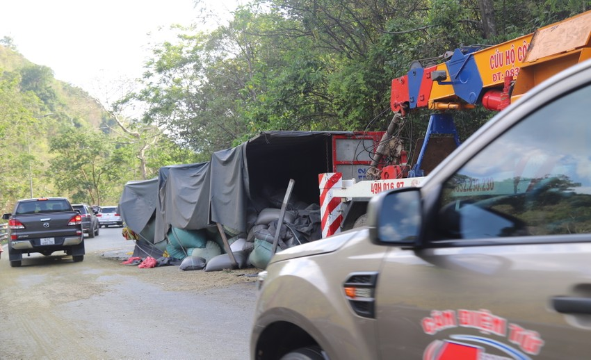 Cau xe tai lat khoi deo Bao Loc, du khach ve TP Ho Chi Minh di chuyen binh thuong-Hinh-6
