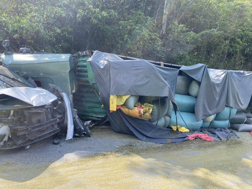 Cau xe tai lat khoi deo Bao Loc, du khach ve TP Ho Chi Minh di chuyen binh thuong-Hinh-2