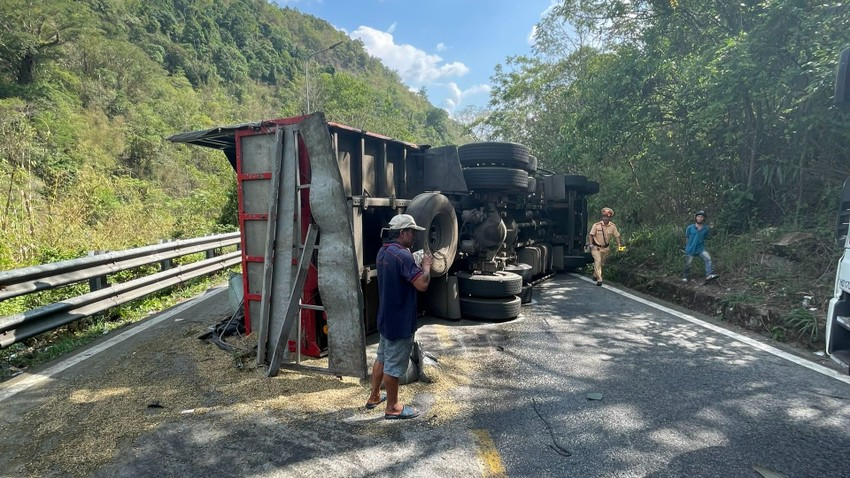 Cau xe tai lat khoi deo Bao Loc, du khach ve TP Ho Chi Minh di chuyen binh thuong-Hinh-7
