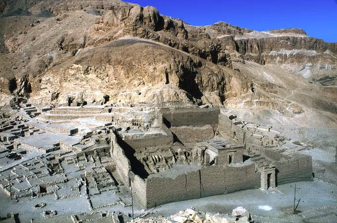 Bức tượng được cho là "bất khả thi" vì trong những tác phẩm điêu khắc ba chiều của Ai Cập cổ đại, pharaoh thường không được đặt cạnh những người không thuộc hoàng tộc.