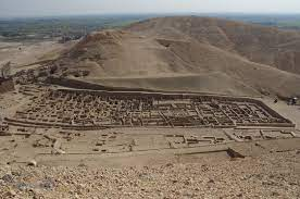 Một bức tượng tuyệt đẹp được khai quật tại Deir el-Medina vào những năm 1850 đã thu hút sự chú ý của các nhà nghiên cứu và người yêu nghệ thuật trên toàn thế giới.