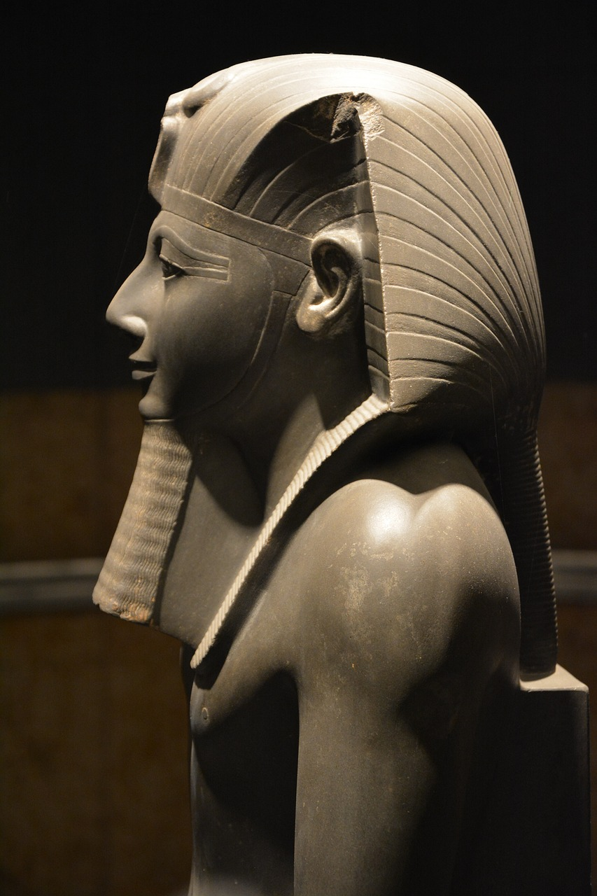 Bức tượng người lạ ôm pharaoh Ai Cập này vẫn là một bí ẩn lớn đối với các nhà khảo cổ học và nhà nghiên cứu văn hóa Ai Cập.