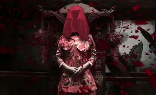 Trong khi đó, thi hài bé gái mặc trang phục tân nương màu đỏ được các chuyên gia xác định qua đời khi 5 tuổi. Tuy nhiên, các nhà nghiên cứu chưa thể giải mã danh tính của bé gái này cũng như mối quan hệ với 2 bộ hài cốt nam giới trên.