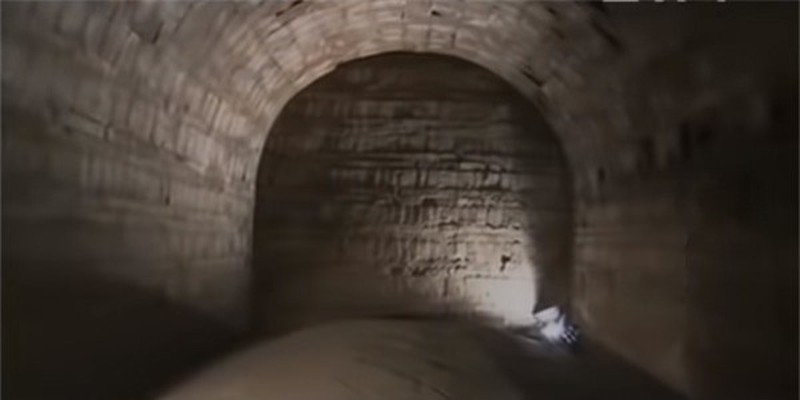 Trong cuốn sách "Độc giả Hoàng gia" có đề cập đến lớp phủ đỏ bằng quặng sắt tại các ngôi mộ là thứ chỉ xuất hiện trong các ngôi mộ của hoàng tộc. Từ đây, các chuyên gia suy đoán người được chôn cất trong mộ cổ có thể xuất thân trong tầng lớp quyền quý.