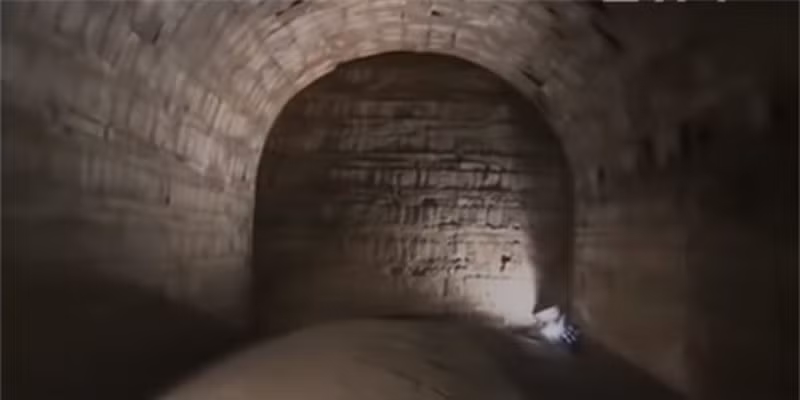 Trong cuốn sách "Độc giả Hoàng gia" có đề cập đến lớp phủ đỏ bằng quặng sắt tại các ngôi mộ là thứ chỉ xuất hiện trong các ngôi mộ của hoàng tộc. Từ đây, các chuyên gia suy đoán người được chôn cất trong mộ cổ có thể xuất thân trong tầng lớp quyền quý.