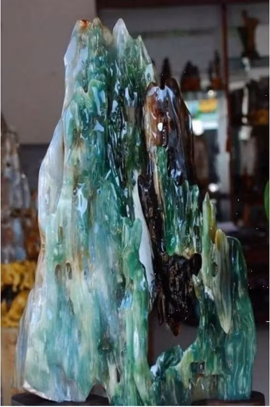 Đặc biệt, quá trình này xảy ra trong môi trường giàu khoáng chất như các vùng đất chứa quặng hoặc núi lửa. Khi những khoáng vật này thâm nhập vào gỗ, chúng sẽ thay thế các tạp chất ban đầu trong gỗ và tạo thành cấu trúc mới.