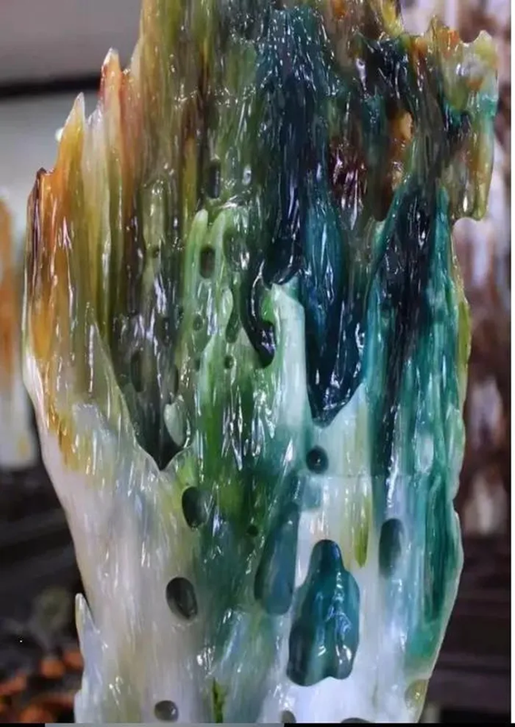 Vì tính chất độc đáo và hiếm có của nó, gỗ hóa ngọc đã trở thành một vật phẩm quý giá trong lĩnh vực nghệ thuật và trang sức