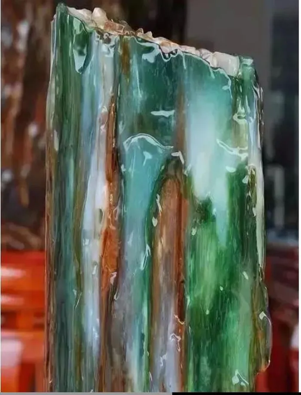 Quá trình này diễn ra rất chậm, chỉ di chuyển vài millimet mỗi năm, nhưng sau hàng trăm nghìn năm, gỗ có thể hoàn toàn biến thành ngọc.