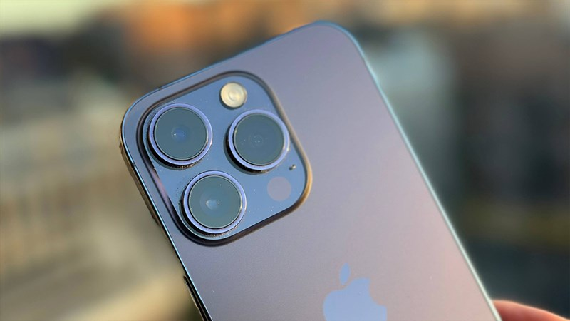 Apple sẽ sử dụng cảm biến xếp chồng ba lớp mới cho một trong ba camera trên iPhone 15/15 Plus để thu được nhiều ánh sáng, cải thiện chất lượng hình ảnh.