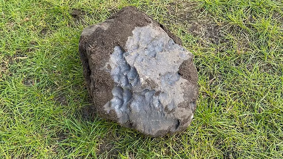 Đúng như dự đoán của anh, viên đá này quả là " báu vật", chính xác thì nó là một thiên thạch khoảng 4,5 tỷ năm tuổi.