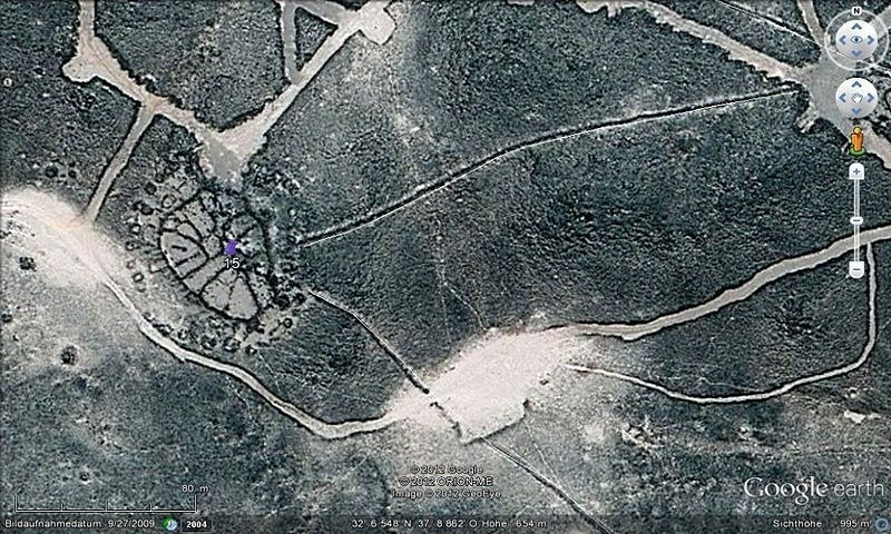 Rào đất có đường kính từ vài mét đến vài trăm mét trong khi những bức tường có thể trải dài hàng trăm mét và thậm chí vài kilomet.