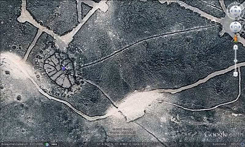 Rào đất có đường kính từ vài mét đến vài trăm mét trong khi những bức tường có thể trải dài hàng trăm mét và thậm chí vài kilomet.