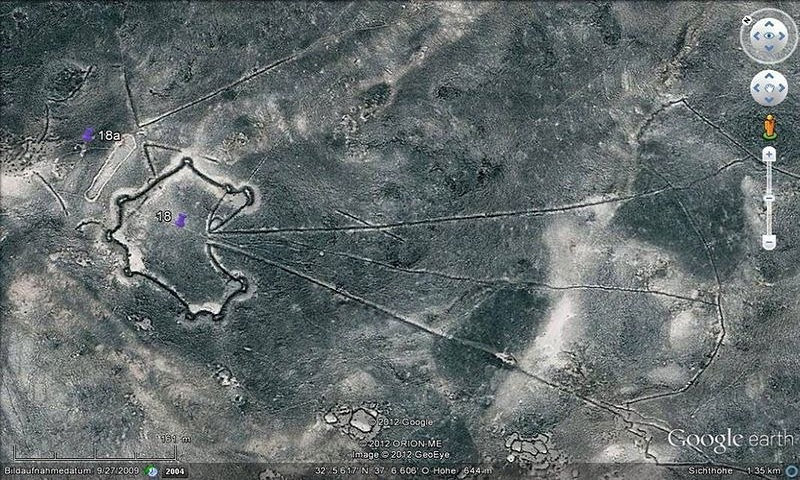 Hình dáng của chúng cũng như các bằng chứng khảo cổ cho thấy những công trình đá rộng lớn này đóng vai trò như những chiếc bẫy khổng lồ dùng để săn bắt động vật hoang dã.