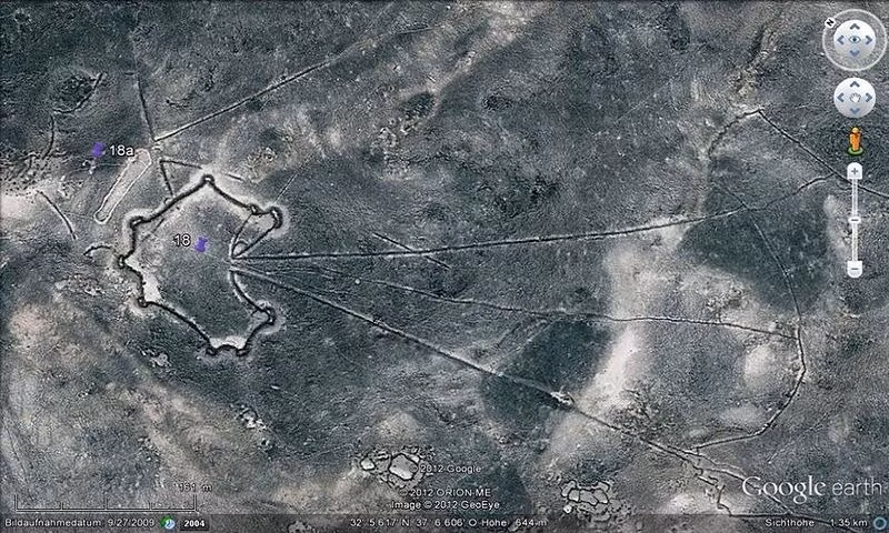 Hình dáng của chúng cũng như các bằng chứng khảo cổ cho thấy những công trình đá rộng lớn này đóng vai trò như những chiếc bẫy khổng lồ dùng để săn bắt động vật hoang dã.