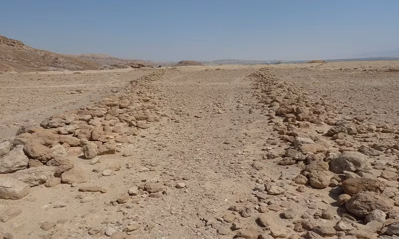 Phần lớn các công trình hình diều được xây dựng vào năm 4000-2000 trước Công nguyên nhưng một số công trình lâu đời hơn có niên đại năm 8000 TCN.