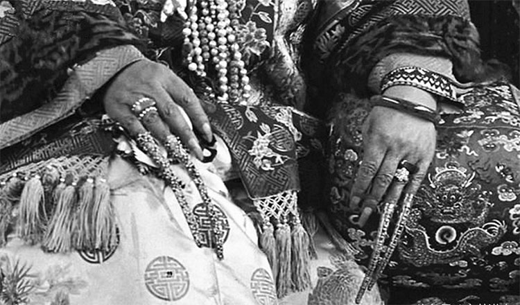 Ngoài bảo vệ móng tay tránh khỏi bụi bẩn và làm đẹp, trong hộ giáp còn ẩn giấu một bí mật khủng khiếp.